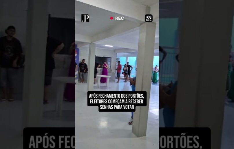 Após o fechamento de portões, eleitores em filas recebem senhas para votar em Fortaleza