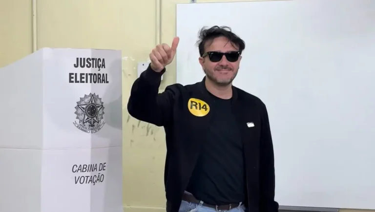 Candidato à Presidência, Renan Santos vota na Zona Sul de São Paulo