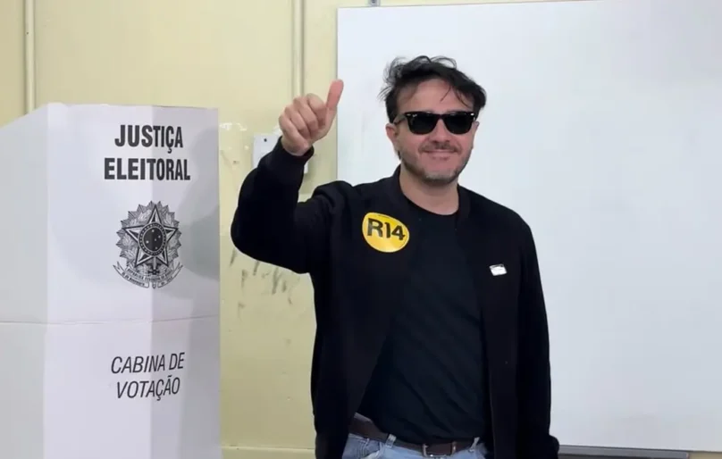 Candidato à Presidência, Renan Santos vota na Zona Sul de São Paulo