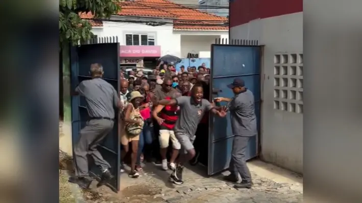 Vídeo mostra multidão em empurra-empurra para entrar em colégio eleitoral de Salvador